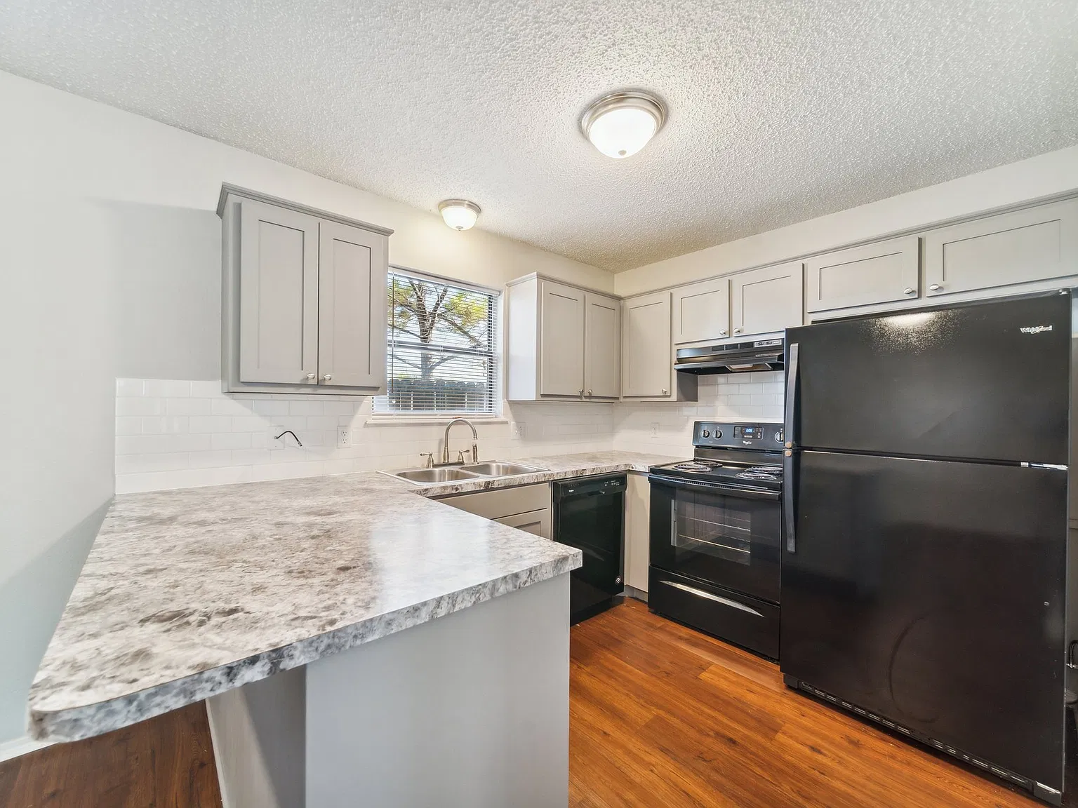 2 bed, 1.5 bath, 1150 sqft, $1,350 — Photo 3