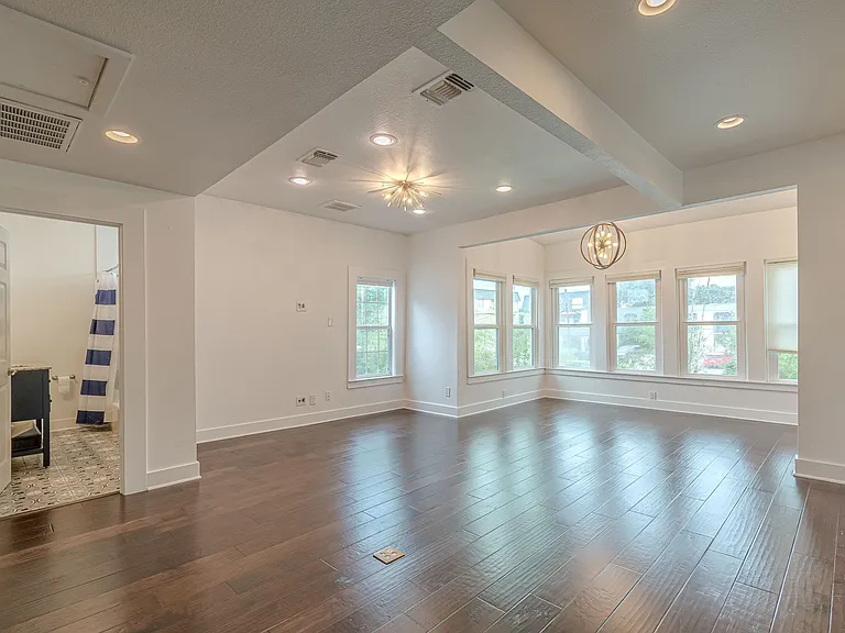311 W Mistletoe Ave — Photo 9