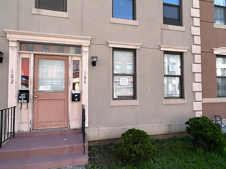 164 S Pearl St — Photo 1