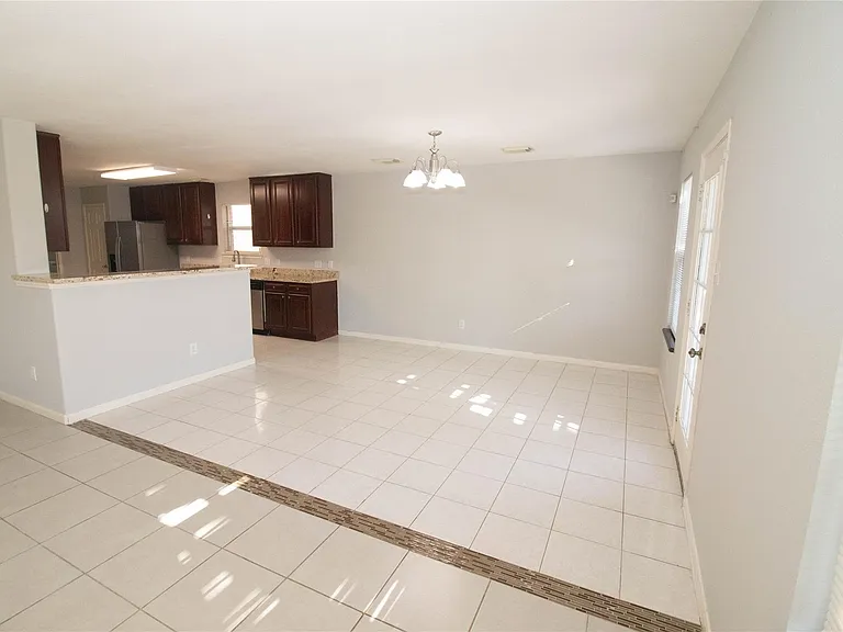 2202 Crossmill Ln — Photo 11