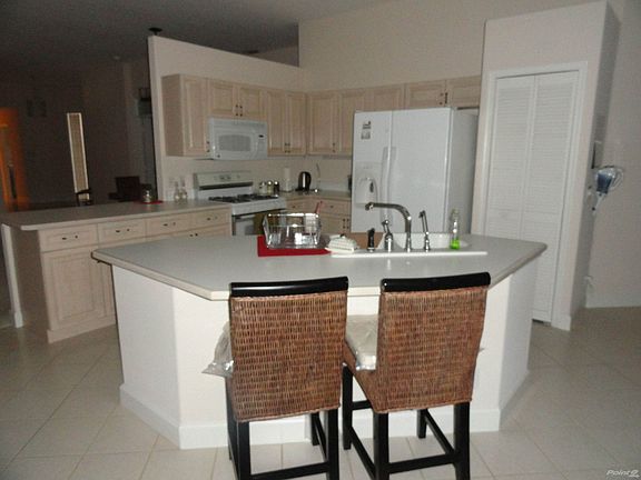 KITCHEN W/BAR