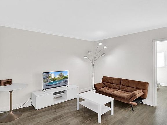 4th image of 924 SE 2nd St #103