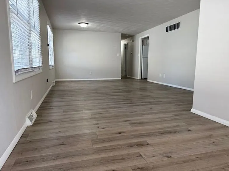 1105 E Samuel Ave — Photo 7