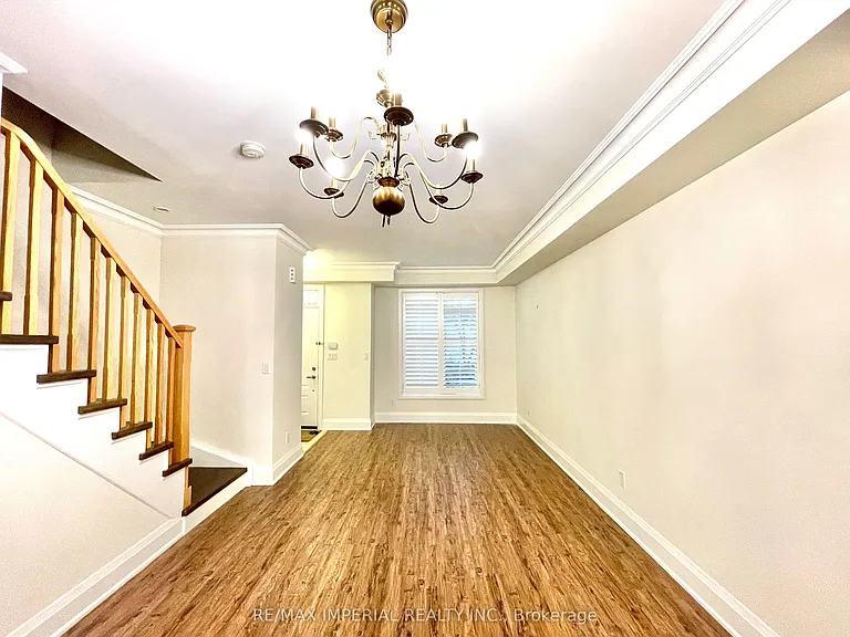 5 Oakburn Cres #Townhouse 8 — Photo 3