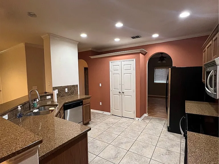 2545 Las Brisas St — Photo 9