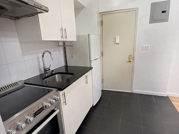 3rd image of 52 Henry St #1RW