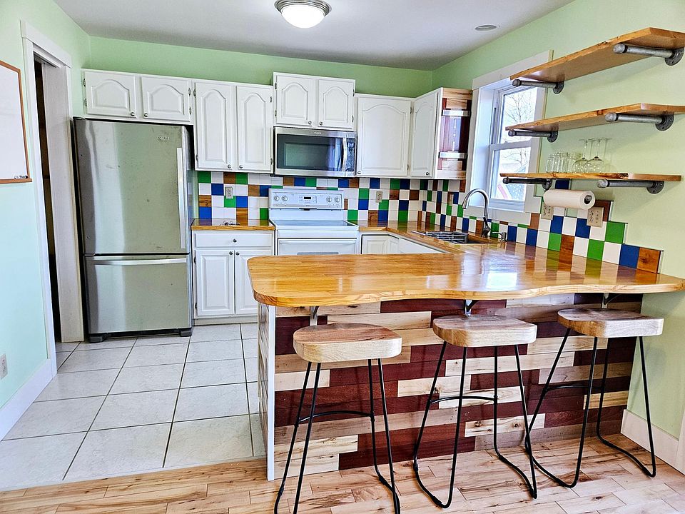 Kitchen area w/pantry.
