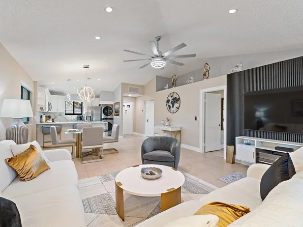212 Club Drive, Palm Beach Gardens, FL 33418