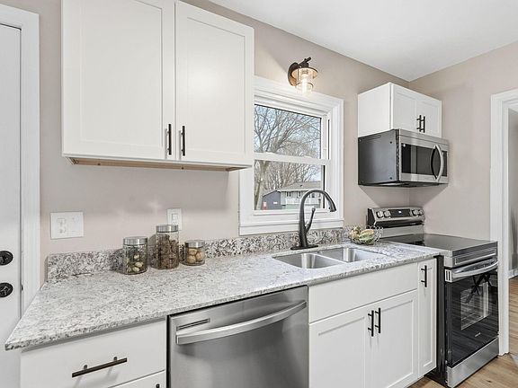 3rd image of 300 Grove Ave NE
