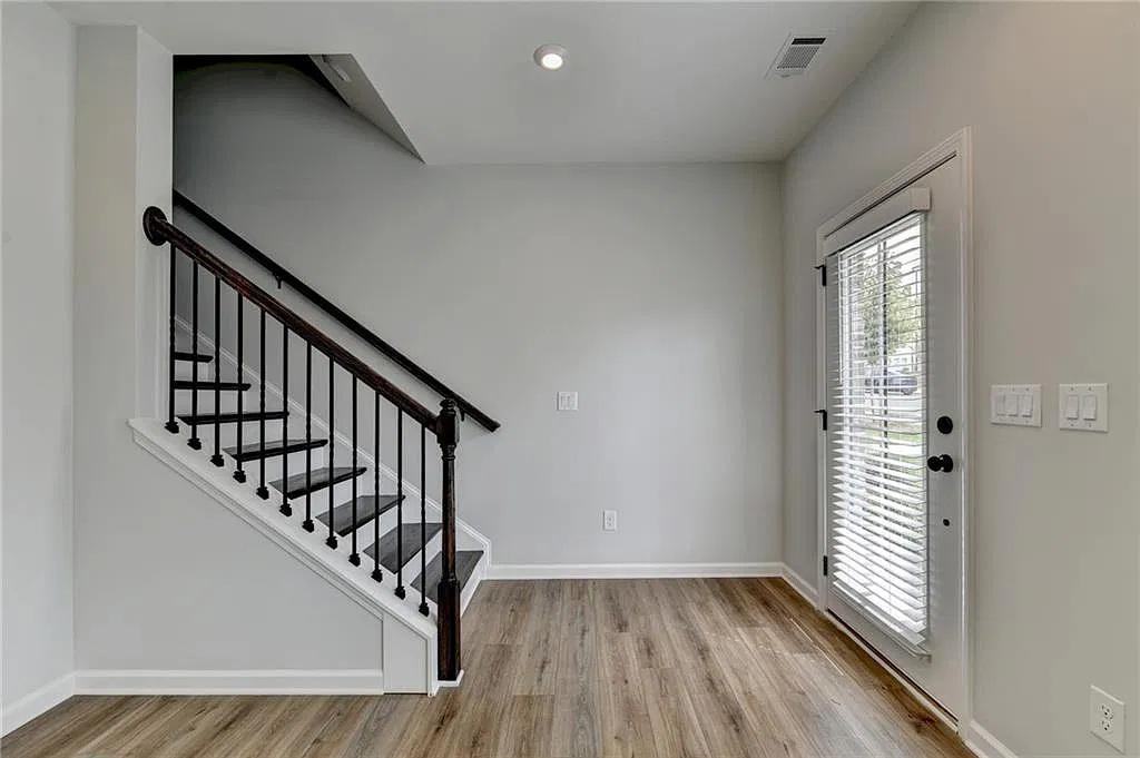 3 bed, 3.5 bath, 2008 sqft, $2,400 — Photo 2