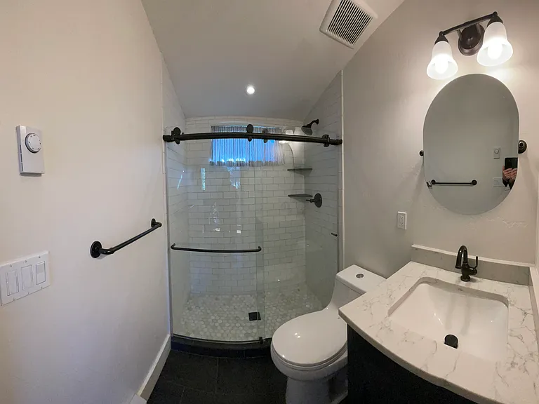 425 E 7th St — Photo 9