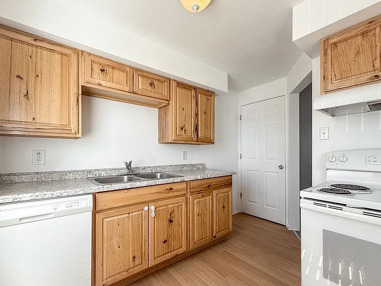 Sun Basin Apartments — Photo 8
