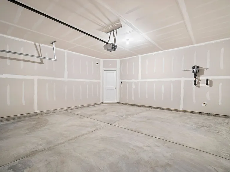 808 Lew St — Photo 35