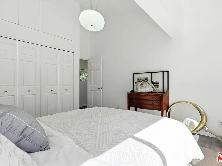 2350 Benedict Canyon Dr — Photo 29