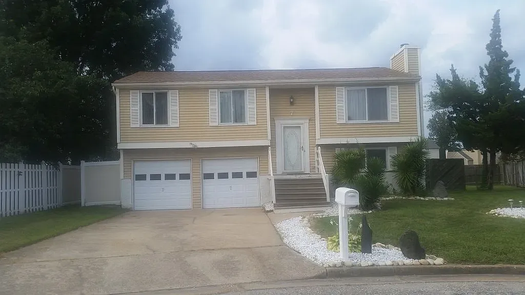 3 bed, 2.5 bath, 1901 sqft, $2,495 — Photo 1
