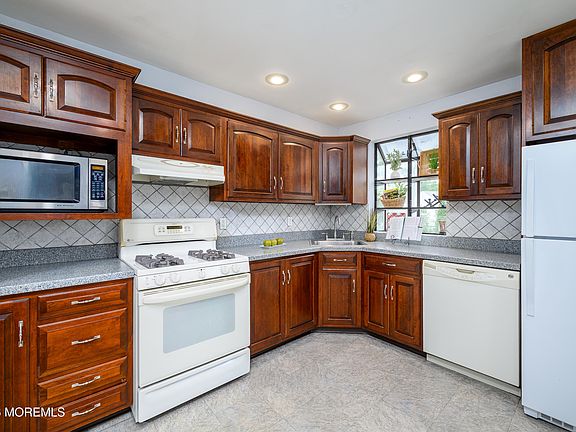 3rd image of 409 Fairfield Way