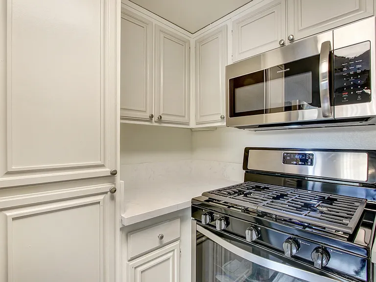 11325 Morrison St — Photo 88