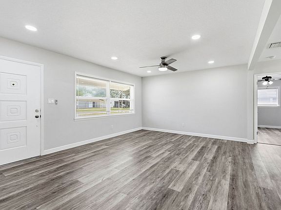 5th image of 1713 Valencia Dr E