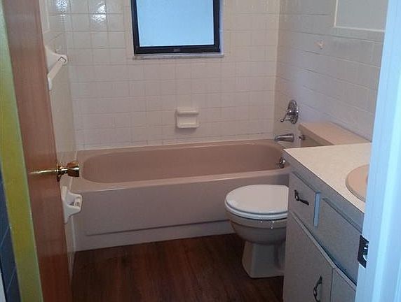 4th image of 100 E Knightsbridge Pl