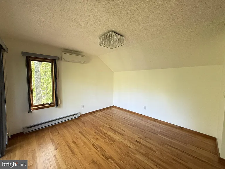 5375 Woodbridge Dr E — Photo 16