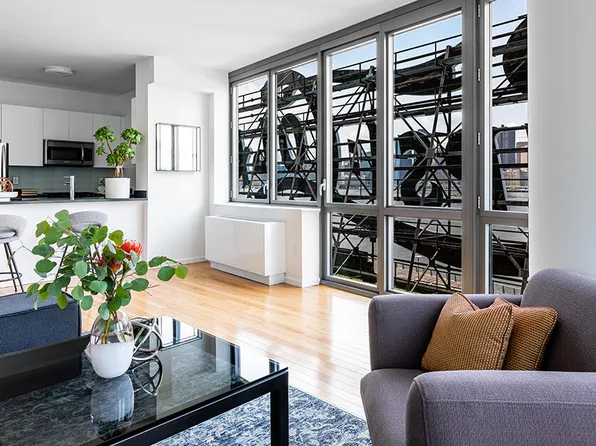 4610 Center Boulevard image 5 of 8