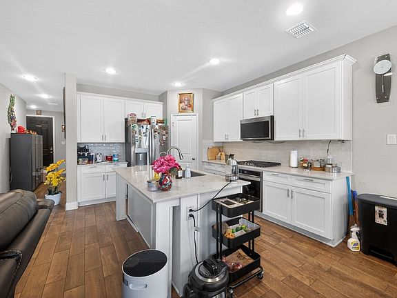 3rd image of 6200 Marigold Dr