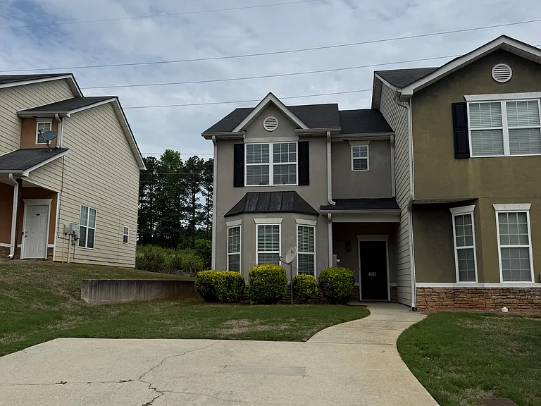 Commons Dr — Photo 1