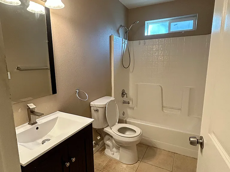 240 N Van Ness Ave — Photo 11