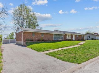 2 Hazelwood Ln, Hazelwood, MO 63042