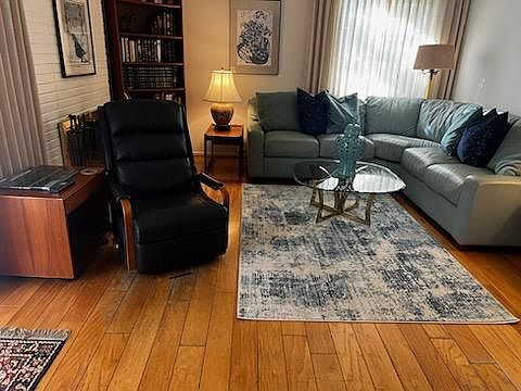 4th image of 328 Pebble Hill Dr