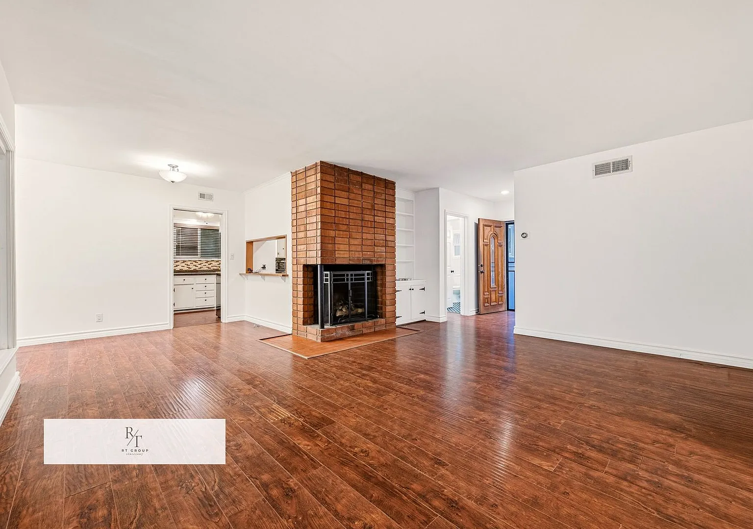 North Hollywood 3-Bedroom with Gated Driveway and Solar — Photo 3
