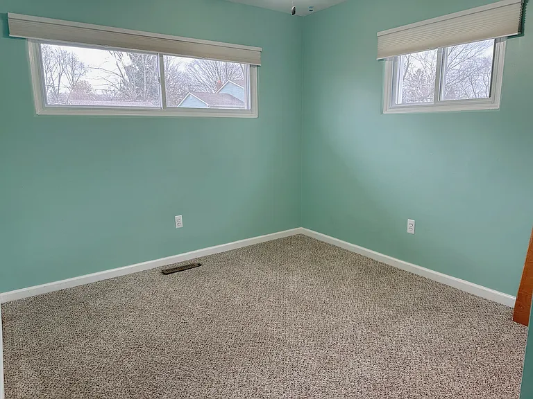 671 E Crest Ln — Photo 11