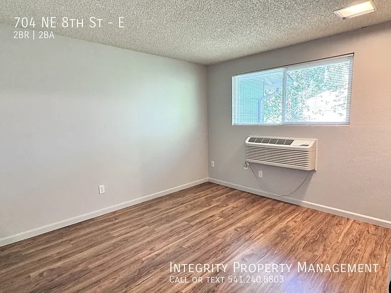 704 NE 8th St #E — Photo 11