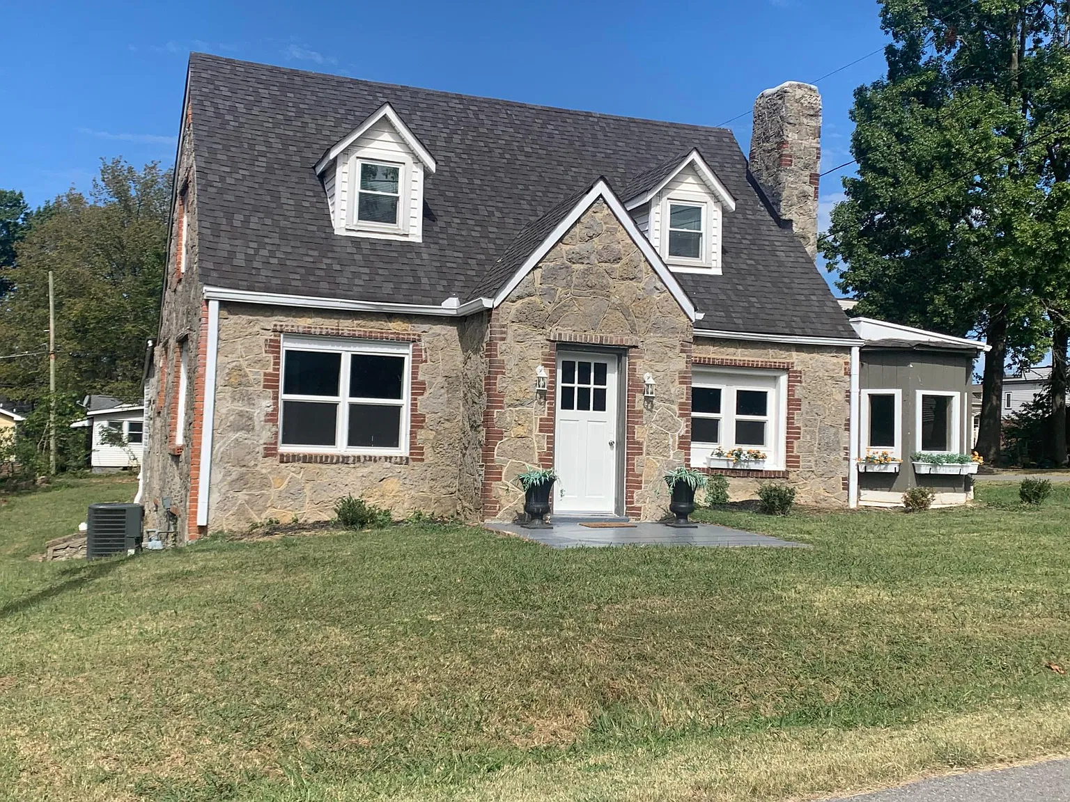 3 bed, 1816 sqft, $2,000 — Photo 1