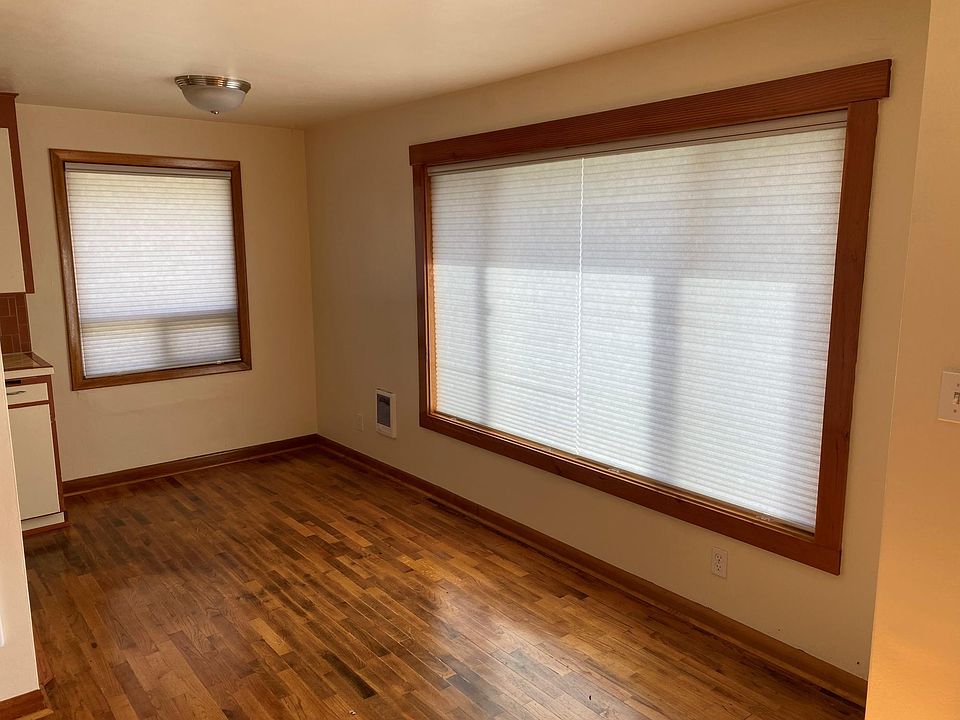 Dining area off kitchen with East and South facing windows - new blinds