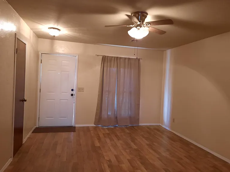 812 E Walnut St — Photo 3