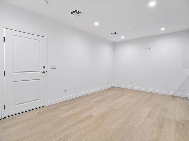 10609 S Inglewood Ave — Photo 5