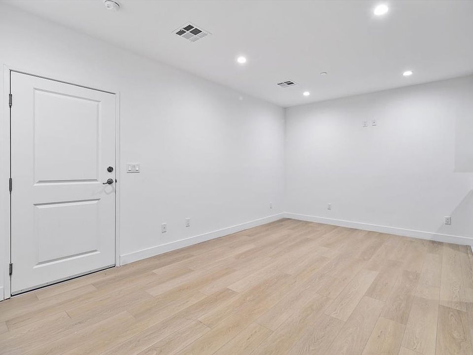 Building Photo 5