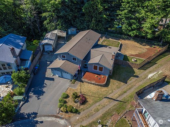 Plenty of parking including a covered RV and 2 additional carport spaces.>