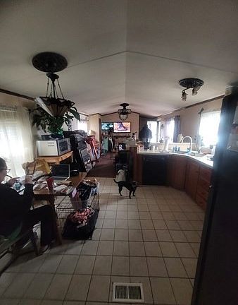 4th image of 557 SW Cutoff #140
