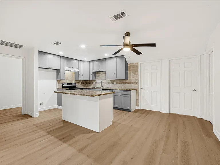 2631 Mansfield St — Photo 8