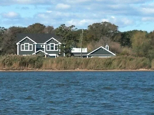 2 William St, Bayport, NY 11705