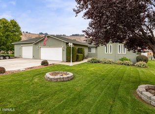 30 Falcon Crest Way, Yakima, WA 98908