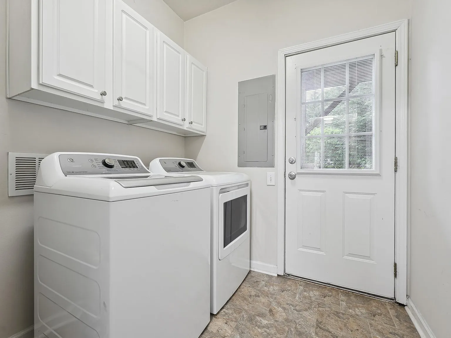 3 bed, 1909 sqft, $2,150 — Photo 4