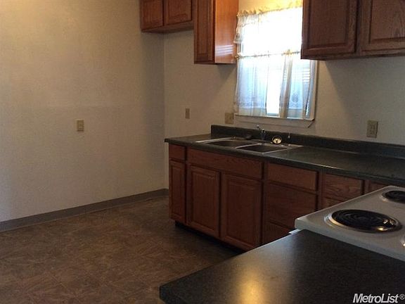 4th image of 630 Andrew St