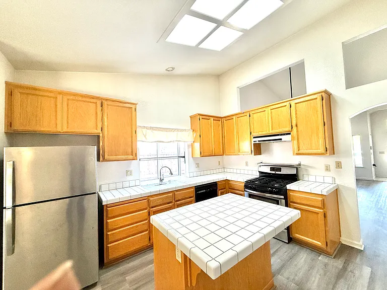 2329 Tuscany St — Photo 7