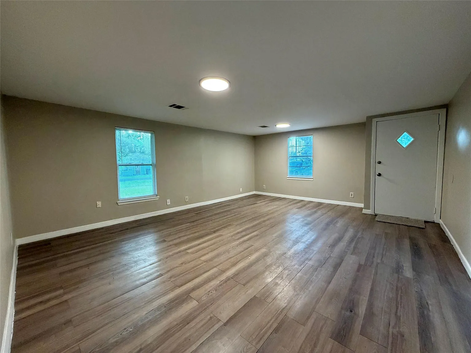 3 bed, 1.0 bath, 1335 sqft, $1,400 — Photo 4