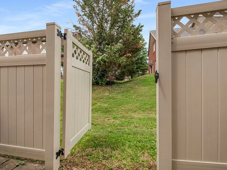 1021 Ashmore Dr — Photo 17