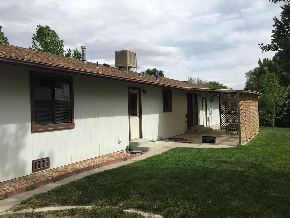 Rear yard, fenced, covered patio