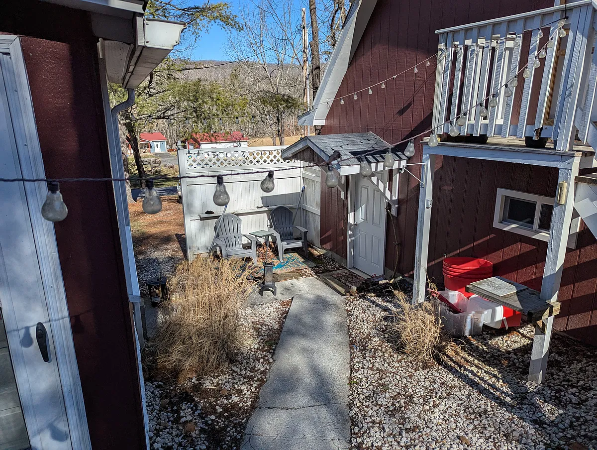 Courtyard - 457 White Pine Rd